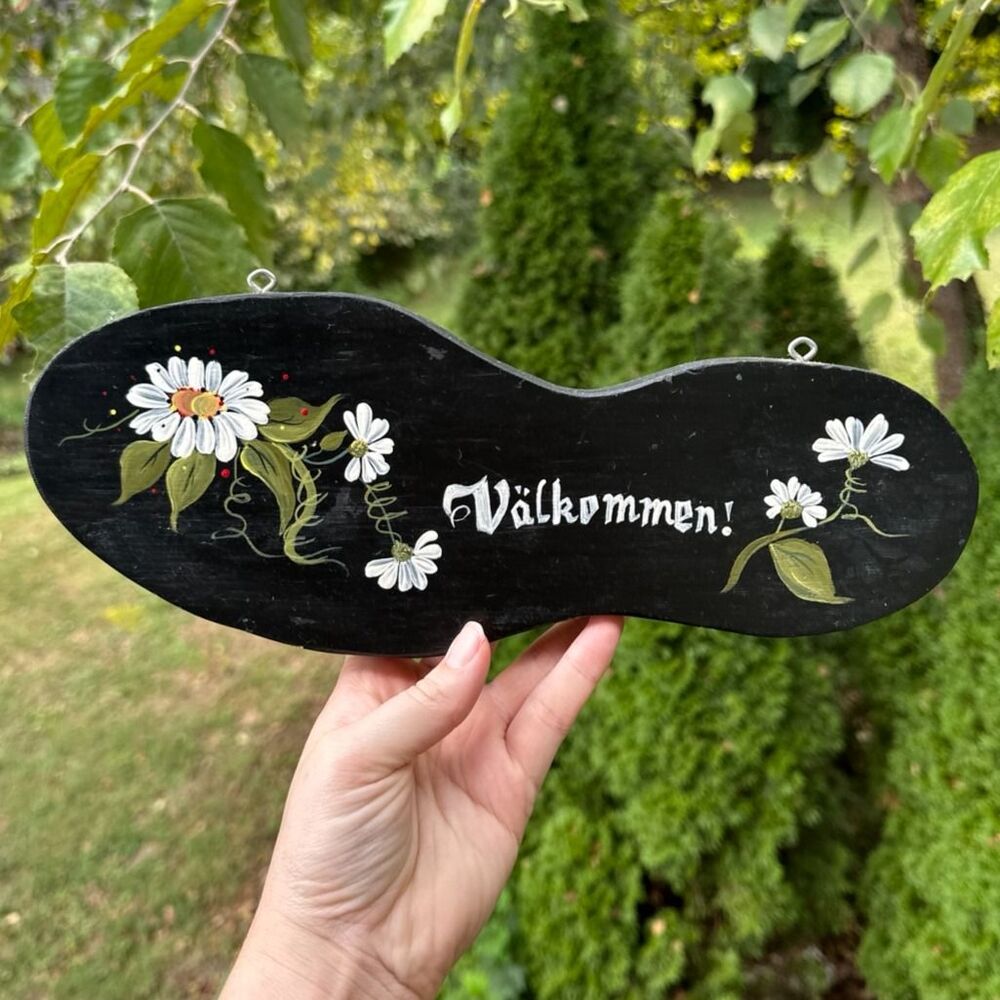 Handmade "Välkommen!" Welcome Sign Flowers Hand-painted Wooden